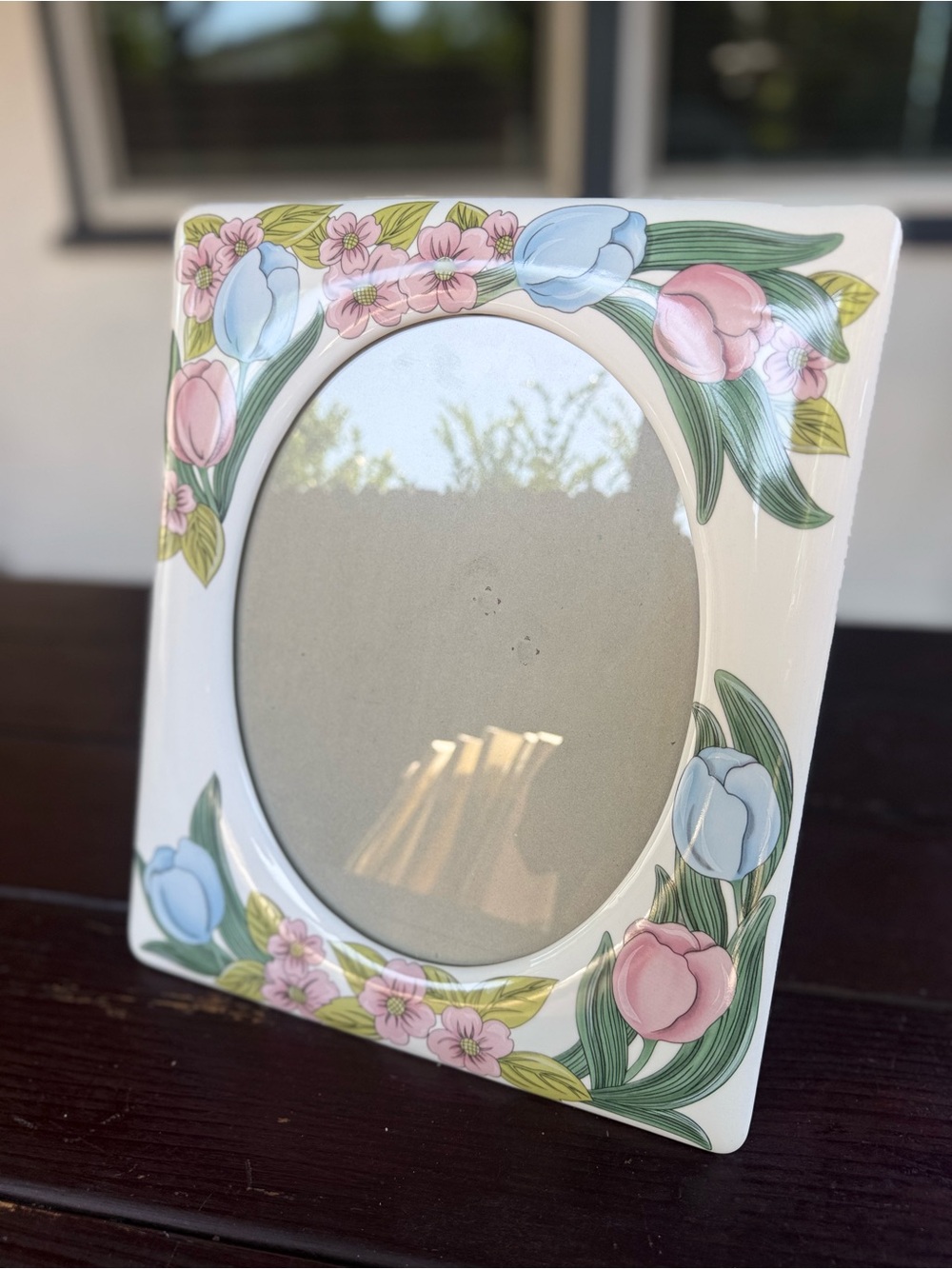 La Vie Collection Ceramic Floral Picture Frame 
10 1/2 x 13“